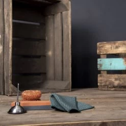 Esschert Design - Kit D'entretien Pour Outils De Jardin - 4 Pièces : Pierre à Aiguiser, Laine De Cuivre, Bidon D'huile, Chiffon -Outils de jardinage professionnels 1200x1200 1348