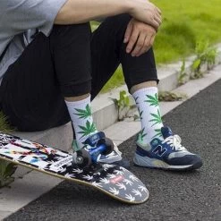 3 Paires De Feuilles De Chanvre à Tube élevé Femmes Hommes Tendance étudiants Feuille D'érable Sauvage Coton Chaussettes De Style Européen Et Américain (rouge Et Noir) -Outils de jardinage professionnels 1200x1200 54