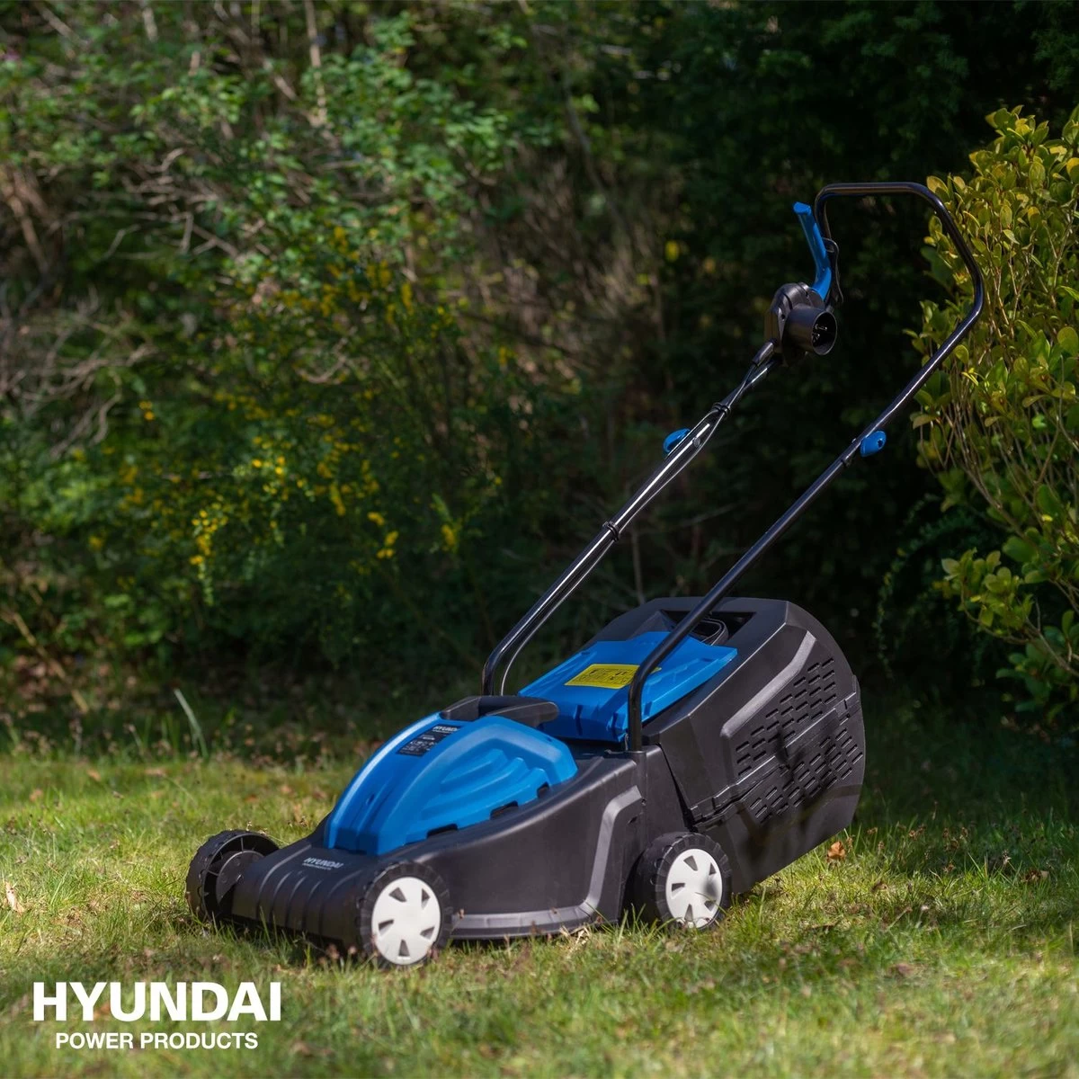 Tondeuse à Gazon Hyundai 1200W 32 Cm - 3 Hauteurs De Coupe - Poignée De Transport Centrale - Pour Pelouse < 300 M2 12 Tondeuse à Gazon Hyundai 1200W 32 Cm - 3 Hauteurs De Coupe - Poignée De Transport Centrale - Pour Pelouse < 300 M2 – Image 10