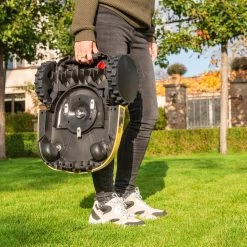 Tondeuse Robot Powerplus POWXG6305 - 18V - Pour Pelouses Jusqu'à Environ 500m² - Largeur De Coupe 180mm - Incl. Borne De Recharge Et Accessoires -Outils de jardinage professionnels 1200x1200 659