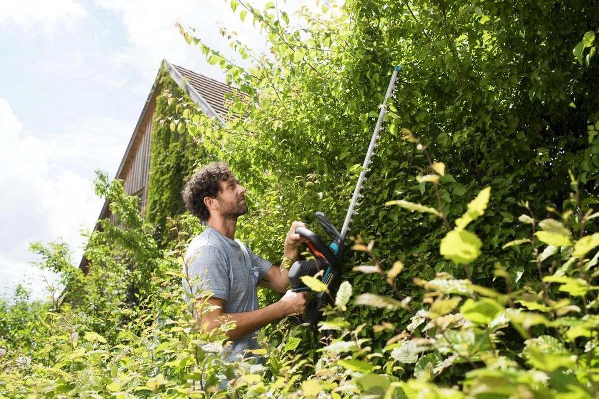 Taille-haie électrique GARDENA PowerCut 700/65 - 700 Watt - Longueur De La Lame 65 Cm 20 Taille-haie électrique GARDENA PowerCut 700/65 - 700 Watt - Longueur De La Lame 65 Cm – Image 18