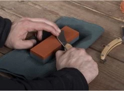 Esschert Design - Kit D'entretien Pour Outils De Jardin - 4 Pièces : Pierre à Aiguiser, Laine De Cuivre, Bidon D'huile, Chiffon -Outils de jardinage professionnels 1200x883 3