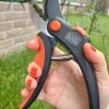 Black & Decker Sécateur Black+Decker - Bypass - Ciseaux à Fleurs - Lames En Acier Trempé - Zwart/ Oranje - Epaisseur De Branche Diamètre De Coupe Max Ø 13 Mm -Outils de jardinage professionnels 782x1200